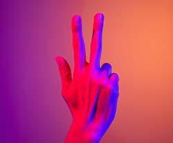Hand med tre fingrar symboliserar Tre Mindfulness Frågor