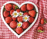 jordgubbar i en hjärtskål - Vad är Ayurveda