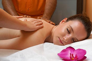 Kvinna får massage - Vad är Ayurveda
